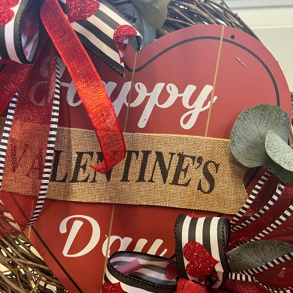 Valentine’s Day grapevine wreath - Picture 3 of 7